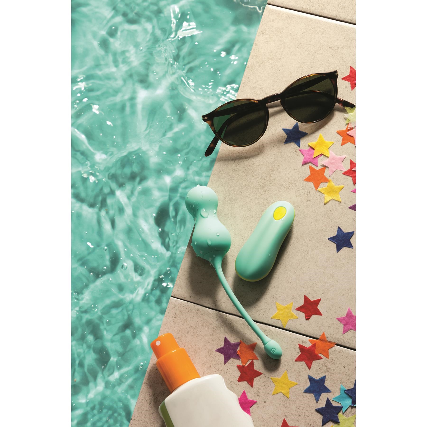 Romp Cello Vibrating Egg - Lifestyle image