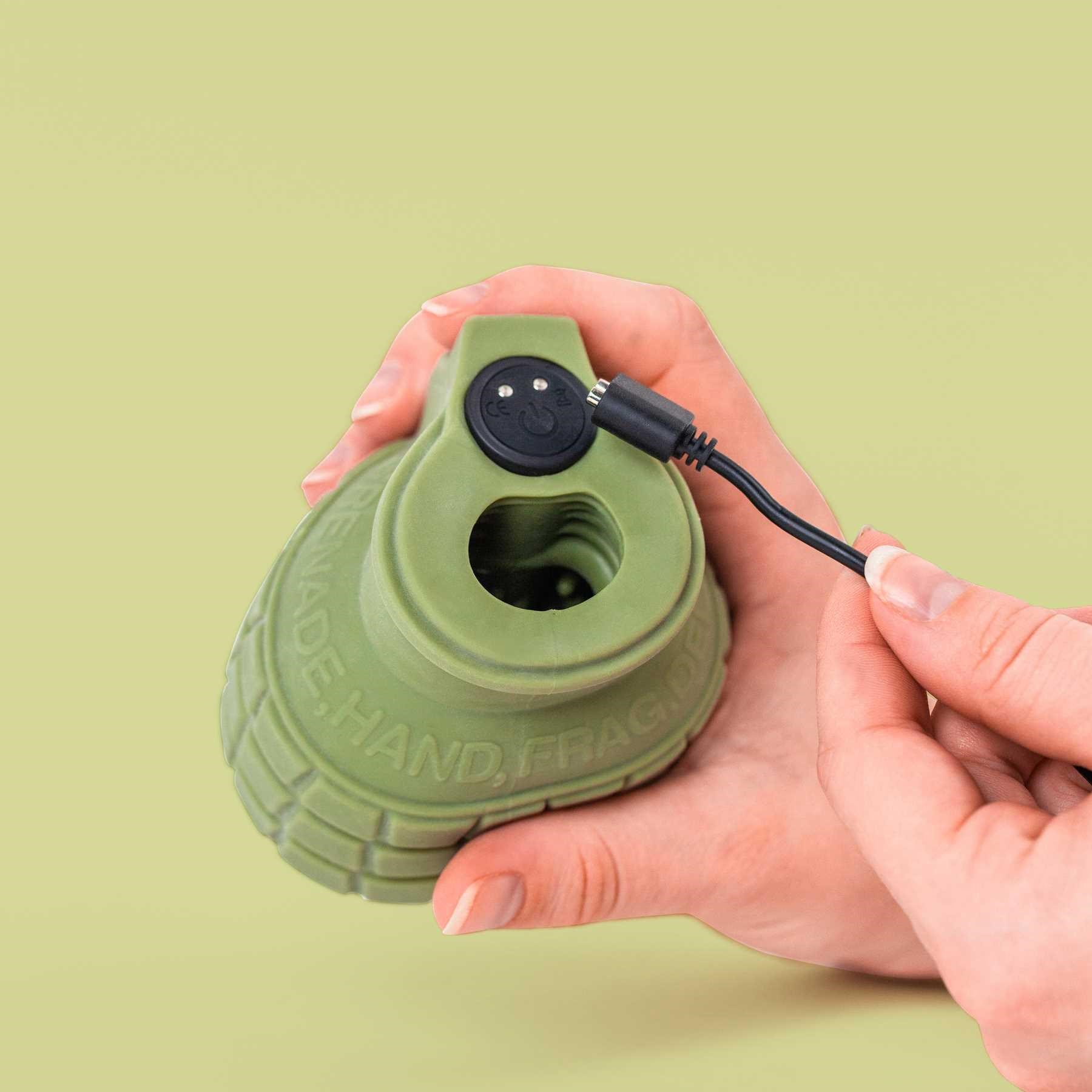 LA BOMBA VIBRATING MASTURBATOR hand pulling cord