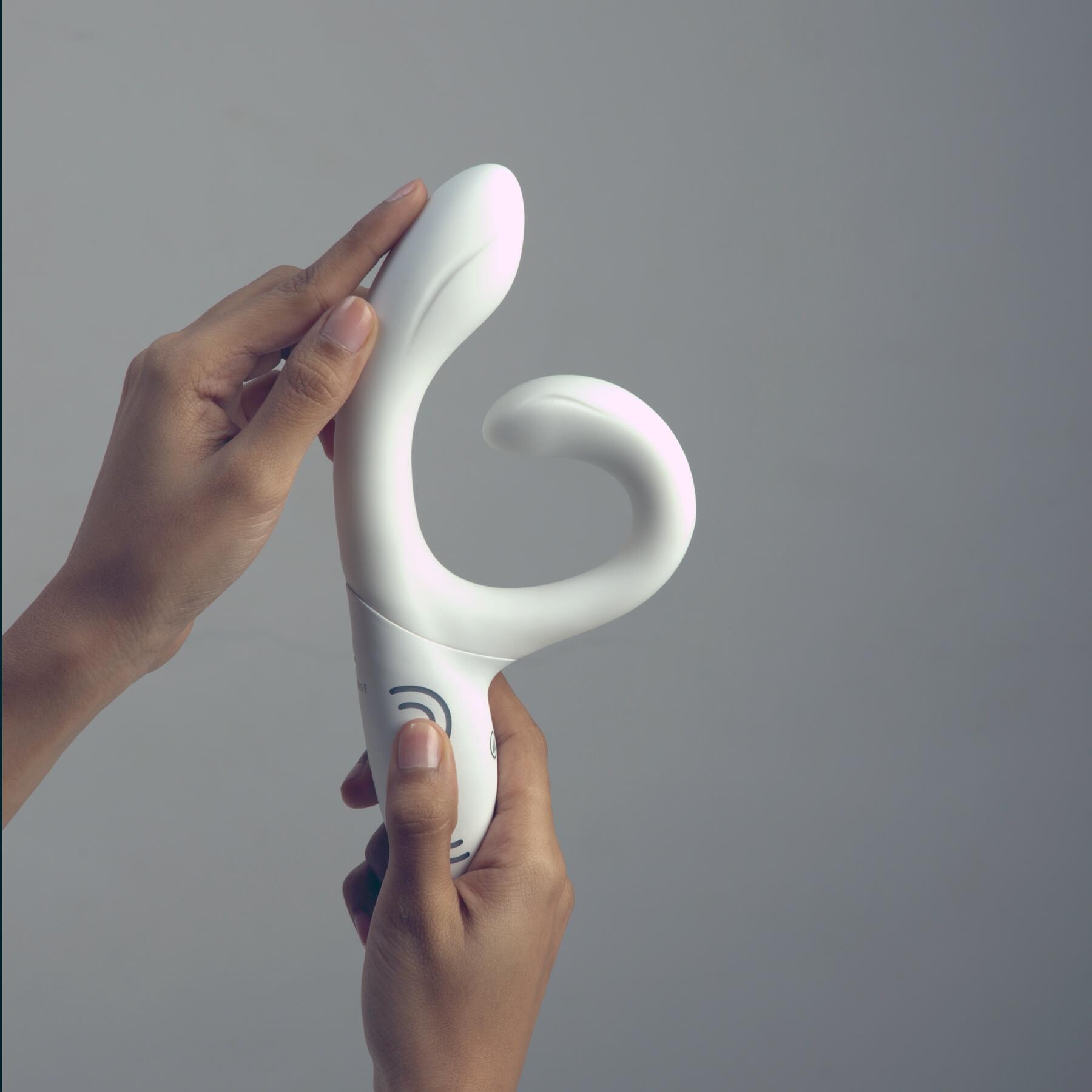 Illumination Rabbit Vibrator not glowing in hand showing wand flexibility