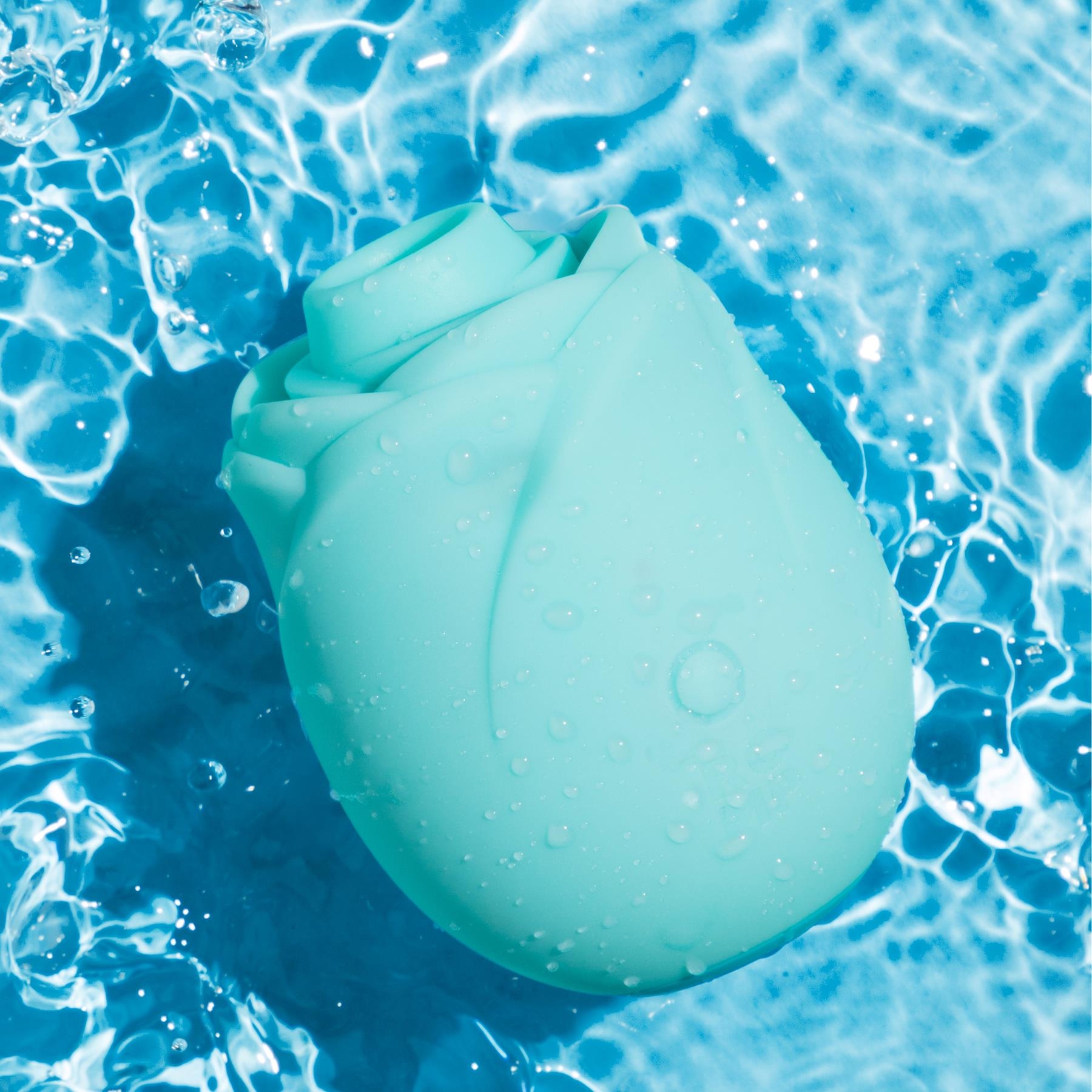 Romp Rose Glow in water