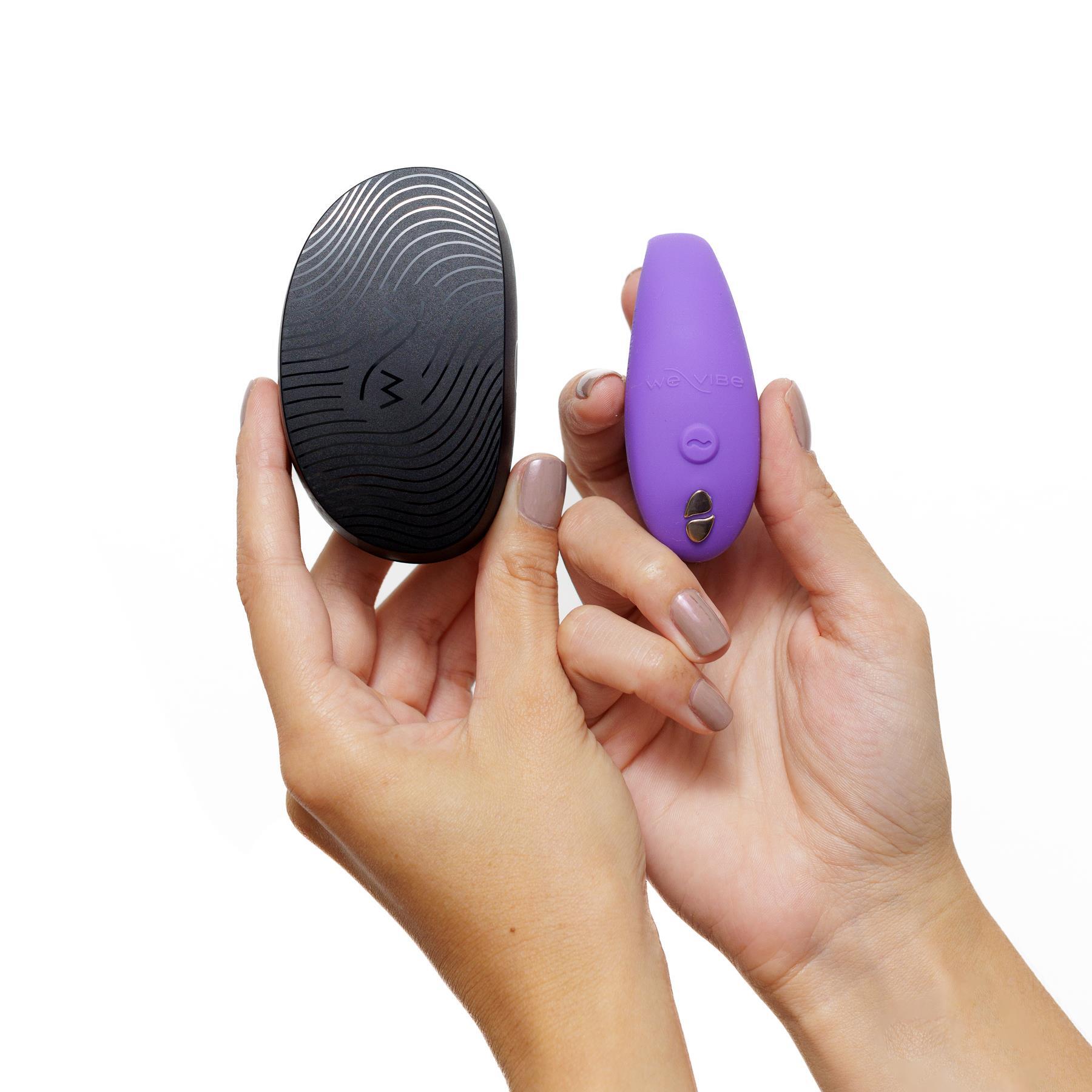 We-Vibe Sync Go Couples Vibrator color purple in hand