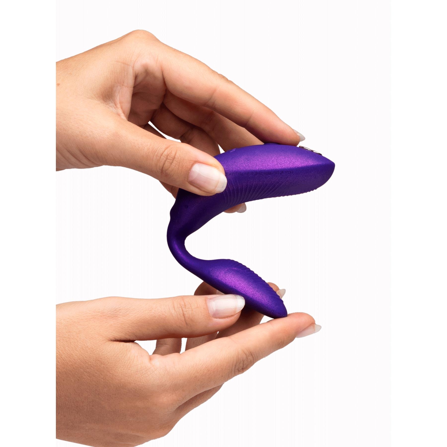 We-Vibe Chorus Pro App Enabled Couples Vibrator COLOR PRUPLE IN HAND
